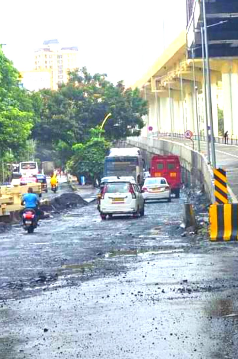QueenofThane's tweet image. This is the condition of main roads at Kasarvadavli. Shameless @TMCaTweetAway @MMRDAOfficial is waiting for deaths before repairing this crucial road. #thane #mumbai