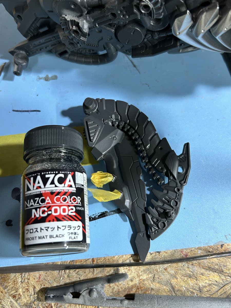 amacho_tenpura's tweet image. なんとかパテ修正が終わって
サフを吹き終わったので
ベースを塗装しています
黒の部分は
黒で塗るとなんも見えなくなってしまうので
黒サフを使うのもいいですが
最近はフロストマットブラックを使っています
黒すぎない黒です
もちろんメタリックカラーの下地にも使えるので
そのままメタを塗ります
