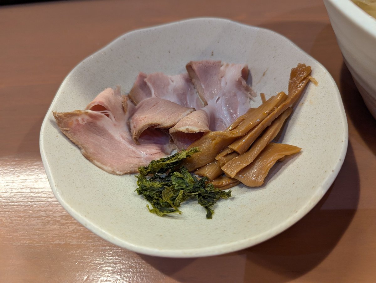 ラーメン哲勝にて鮪塩冷かけ&amp;限定トッピングを食べました
鮪節の旨味の効いた冷え冷えスープに自家製平打ちピロピロ麺がめちゃめちゃ旨い!海苔を入れると海苔の風味が口いっぱいに広がります。チャーシューもメンマもたまりません!暑い夏にぴったりな冷やしラーメンですね😋
勝田さんご馳走様でした。