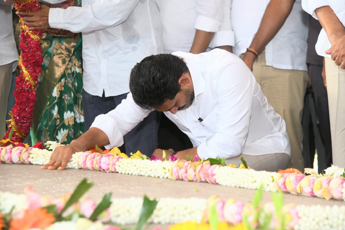 BharathiReddyYS's tweet image. Remembering the architect of our welfare,YSR garu, on his birth anniversary. Your selfless service & compassion continue to guide us. May your blessings be upon us 🙏
#YSR #LegacyOfLove #YSRForeverWithUs
#YSJagan #YSRJayanthi