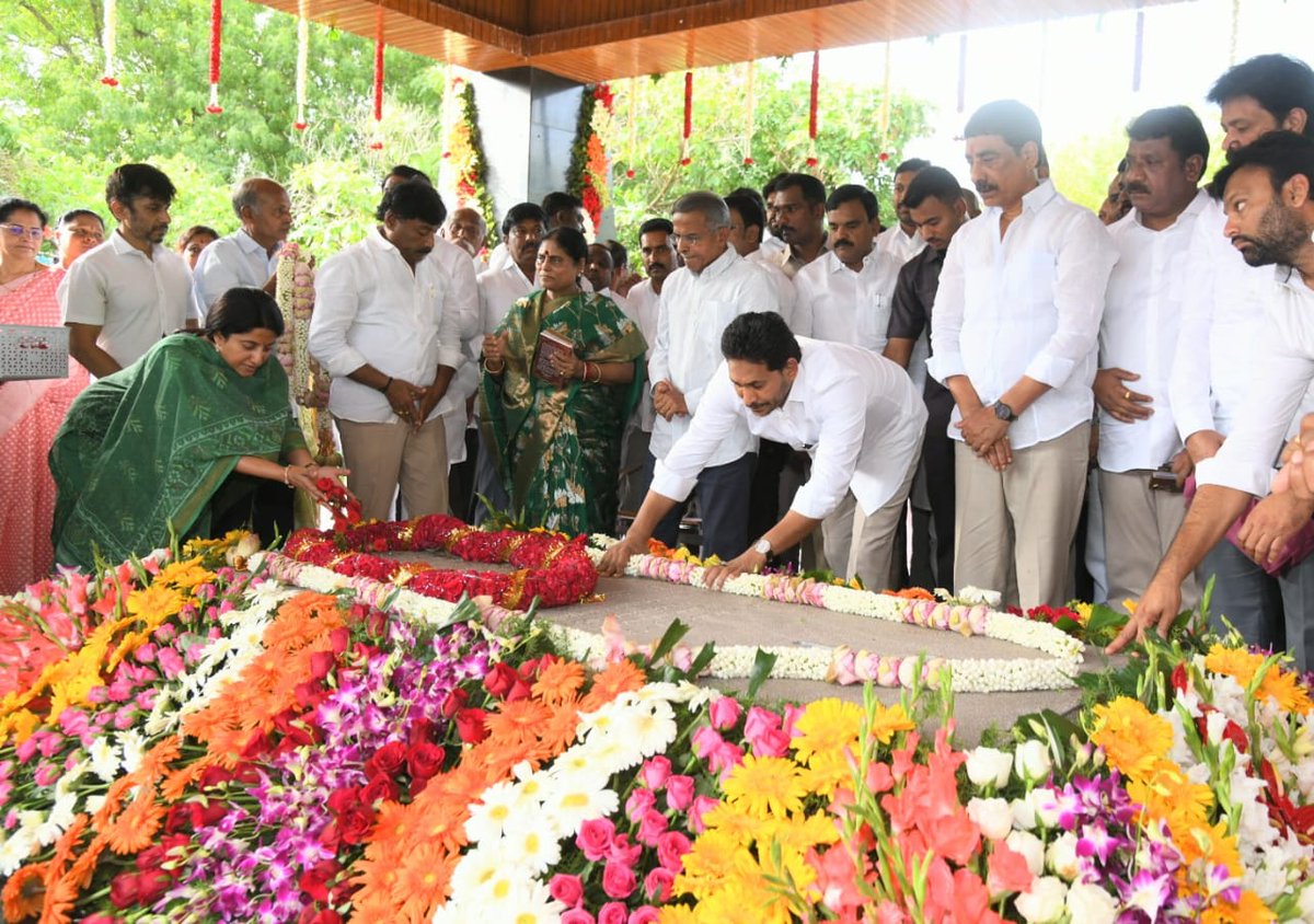 BharathiReddyYS's tweet image. Remembering the architect of our welfare,YSR garu, on his birth anniversary. Your selfless service & compassion continue to guide us. May your blessings be upon us 🙏
#YSR #LegacyOfLove #YSRForeverWithUs
#YSJagan #YSRJayanthi