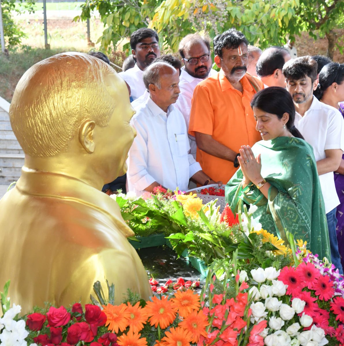 BharathiReddyYS's tweet image. Remembering the architect of our welfare,YSR garu, on his birth anniversary. Your selfless service & compassion continue to guide us. May your blessings be upon us 🙏
#YSR #LegacyOfLove #YSRForeverWithUs
#YSJagan #YSRJayanthi