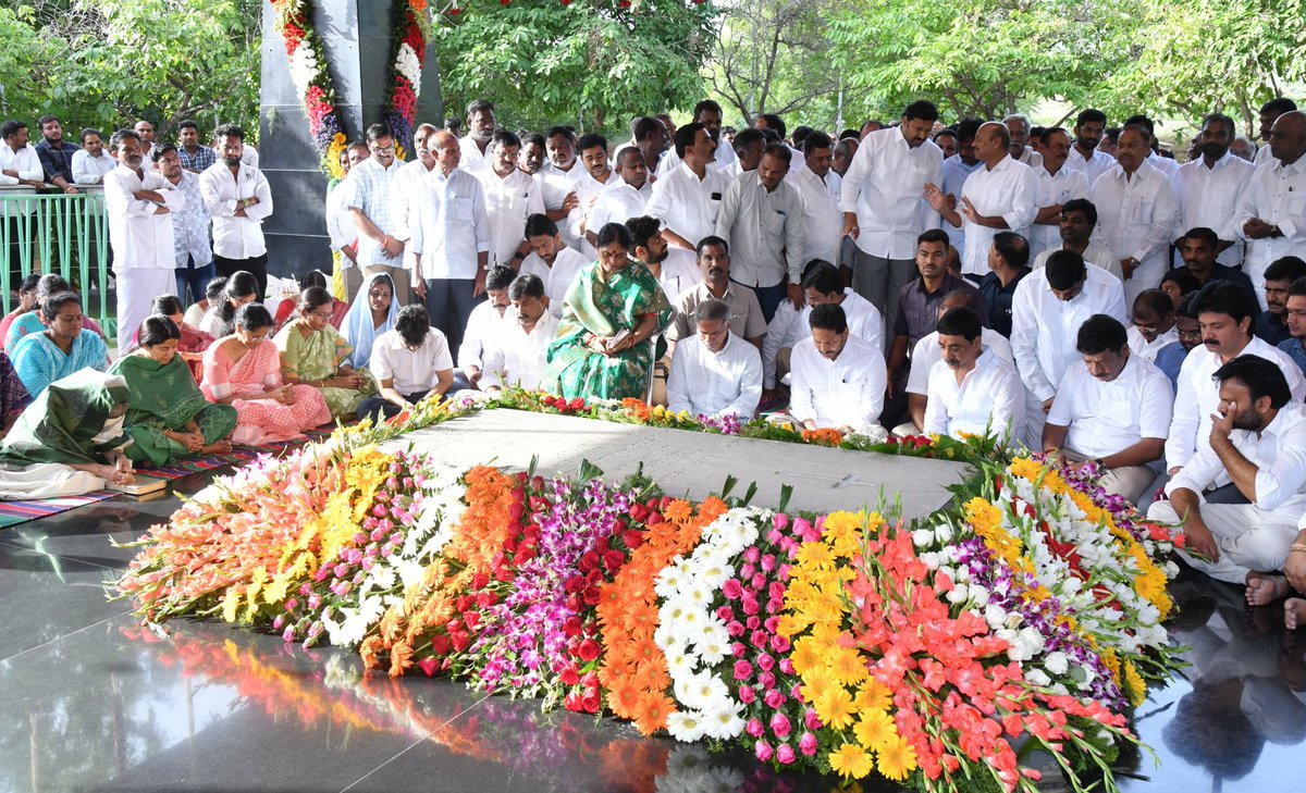 BharathiReddyYS's tweet image. Remembering the architect of our welfare,YSR garu, on his birth anniversary. Your selfless service & compassion continue to guide us. May your blessings be upon us 🙏
#YSR #LegacyOfLove #YSRForeverWithUs
#YSJagan #YSRJayanthi