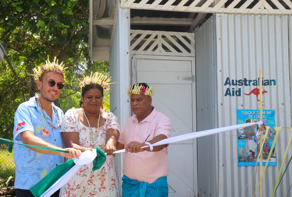 UNICEFPacific's tweet image. In Kiribati, @UNICEF has handed over newly constructed WASH facilities in two schools.
Thanks to support from @dfat, 10 schools across the country have received new WASH facilities, reaching over 1,400 children with access to clean water, sanitation & hygiene facilities.