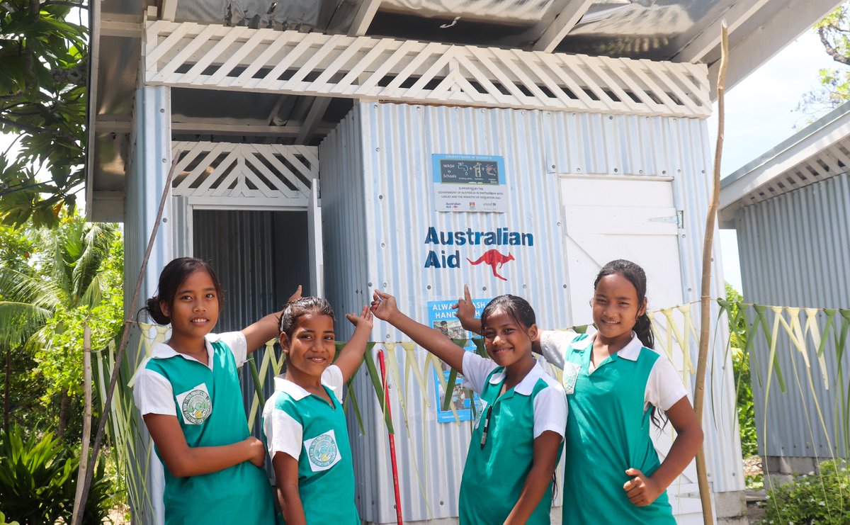 UNICEFPacific's tweet image. In Kiribati, @UNICEF has handed over newly constructed WASH facilities in two schools.
Thanks to support from @dfat, 10 schools across the country have received new WASH facilities, reaching over 1,400 children with access to clean water, sanitation & hygiene facilities.