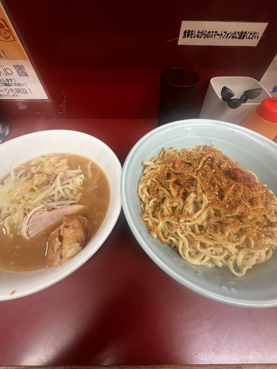 ramenmanzz's tweet image. 📍相模大野 ラーメン二郎(スモジ)
ラーメン100%(950円)
お茶漬け変更(250円)
自己評価★★★★★
暑すぎる🥵午後休になったので滑り込みで着丼🍜気づいたら無くなってました!
詳しい時間は分かりませんがとりあえず20分以内でした!笑