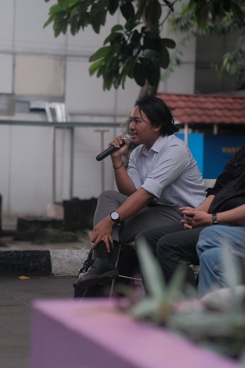 Membersamai kawan-kawan mahasiswa UNJ setelah mereka mengalami bully oleh negara yang tersinggung hanya karena unggahan pemikiran mengenai penulisan sejarah. Untungnya mereka tetap sepakat melawan dan menyerukan menolak pemutihan sejarah. Salut kalian keren mahasiswa UNJ! ✊