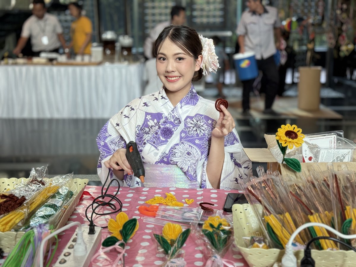 PlusPropertyTH's tweet photo. #BeautifulCommunity 🎋Tanabata Day วันที่คำปรารถนาเบ่งบานบนต้นไผ่
ในวันแห่งดวงดาวปีนี้ ลูกบ้านของเราร่วมกันเขียน "คำปรารถนา" ห้อยบนต้นไผ่ตามประเพณีของเทศกาลทานาบาตะ พร้อมสนุกกับกิจกรรม DIY ดอกทานตะวัน ที่ช่วยให้เด็กๆ ได้ห่างหน้าจอ เสริมพัฒนาการ และสร้างรอยยิ้มร่วมกันกับเพื่อนบ้าน
กิจกรรมเล็กๆ ที่เต็มไปด้วยความหมายนี้ จัดขึ้นโดยฝ่ายจัดการฯ พลัส พร็อพเพอร์ตี้ ด้วยความตั้งใจที่จะเติมเต็มความเป็นบ้าน ผ่านความรู้สึกดีระหว่างกัน
เปิดโอกาสให้เพื่อนบ้านได้ รู้จักกันมากขึ้น เด็กๆ ได้เรียนรู้วัฒนธรรมใหม่ ผู้ใหญ่ได้รอยยิ้ม และทุกคนได้แชร์หัวใจเล็กๆ บนต้นเดียวกัน
เพราะพลัสฯ เราเชื่อว่า
“พื้นที่ที่ดีเกิดจากความสัมพันธ์ที่ดีของผู้คนใน Community” และทุกคำอธิษฐานในวันนี้ จะกลายเป็นพลังในการสร้าง Community ที่แข็งแรงและอบอุ่นยิ่งขึ้น
ขอบคุณทุกครอบครัวที่ร่วมกันสร้างความทรงจำ Tanabata Day กับพลัสฯ ในปีนี้ 💫
และเราจะยังคงสร้างกิจกรรมดีๆ แบบนี้อย่างต่อเนื่อง เพื่อให้ “บ้าน” ของคุณอบอุ่นยิ่งขึ้นในทุกๆ วัน
📍 HQ | สิริ แอท สุขุมวิท | บ้านบรรณาวรรณ | 39 บายแสนสิริ | เดอะเทอร์ทีไนน์
พลัสฯ ดูแลคุณไม่สิ้นสุด รู้จัก รู้ใจ ใส่ใจทุกการดูแล
______________________________
𝙋𝙇𝙐𝙎 𝙇𝙞𝙫𝙞𝙣𝙜 𝙈𝙖𝙣𝙖𝙜𝙚𝙢𝙚𝙣𝙩
ผู้นำด้านบริหารนิติบุคคลคอนโด หมู่บ้าน
มาตรฐานสากล การันตีรางวัล
Best Property Management
#PlusProperty #NeverEndingCare #ดูแลคุณไม่สิ้นสุด #นิติบุคคลคอนโด #นิติบุคคลอาคารชุด #นิติคอนโด #บริหารงานนิติบุคคล #นิติบุคคลหมู่บ้าน