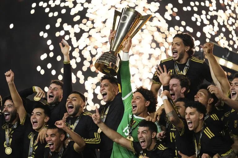 🇲🇽 ¡Orgullo, carácter y goles!

Más de 65 mil voces mexicanas en el estadio, un gol en contra temprano… y aun así, Javier, Rafa y todo el equipo nunca bajaron los brazos.
Con decisión, entrega y fútbol del bueno, México empató con dos golazos.

⚽️ Jiménez de zurda tras pase de