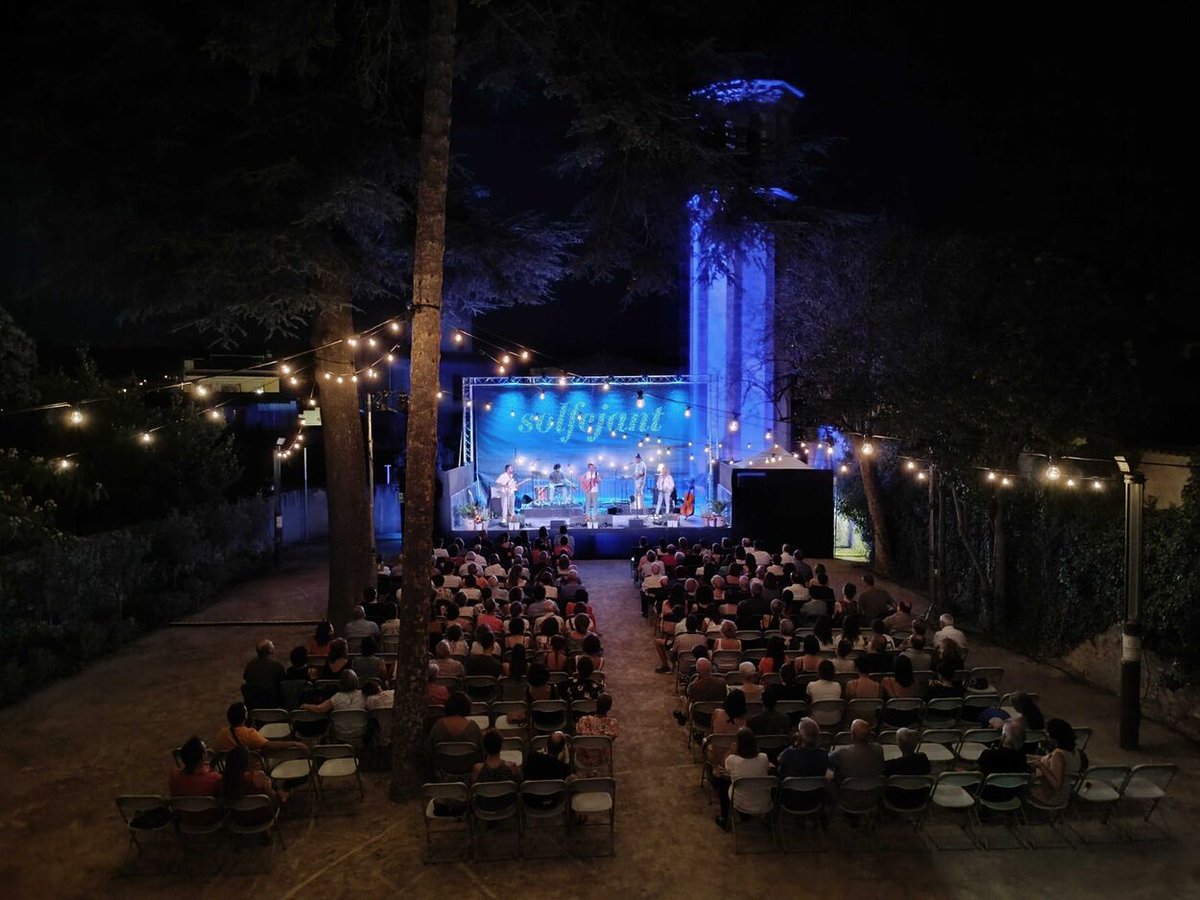 🎶 Dijous comença el Cicle Solfejant a #CassàdelaSelva. Música en directe a la fresca, al pati de la casa modernista de Can Trinxeria!

📆 Del 10 al 31 de juliol
⏰ A les 22 h
🎫 10 €
➡️ turismegirones.cat/esdeveniment/s…

#turismegirones
