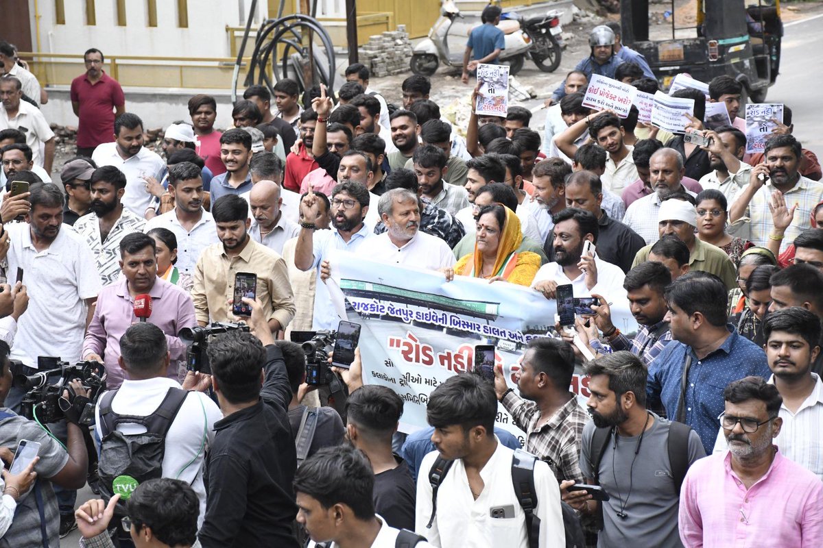 jigneshmevani80's tweet image. आंधी में तूफान में
है कांग्रेस मैदान में...
आज प्रदेश के राजकोट शहर में @INCGujarat का हल्ला बोल! मार्ग अकस्मात में अनगिनत लोगों की मौत के बाद भी NHAI वाले राजकोट - जेतपुर हाई वे का काम पूरा नहीं कर रहे! गुजरात कांग्रेस यह काम पूरा करवा कर रहेंगी!