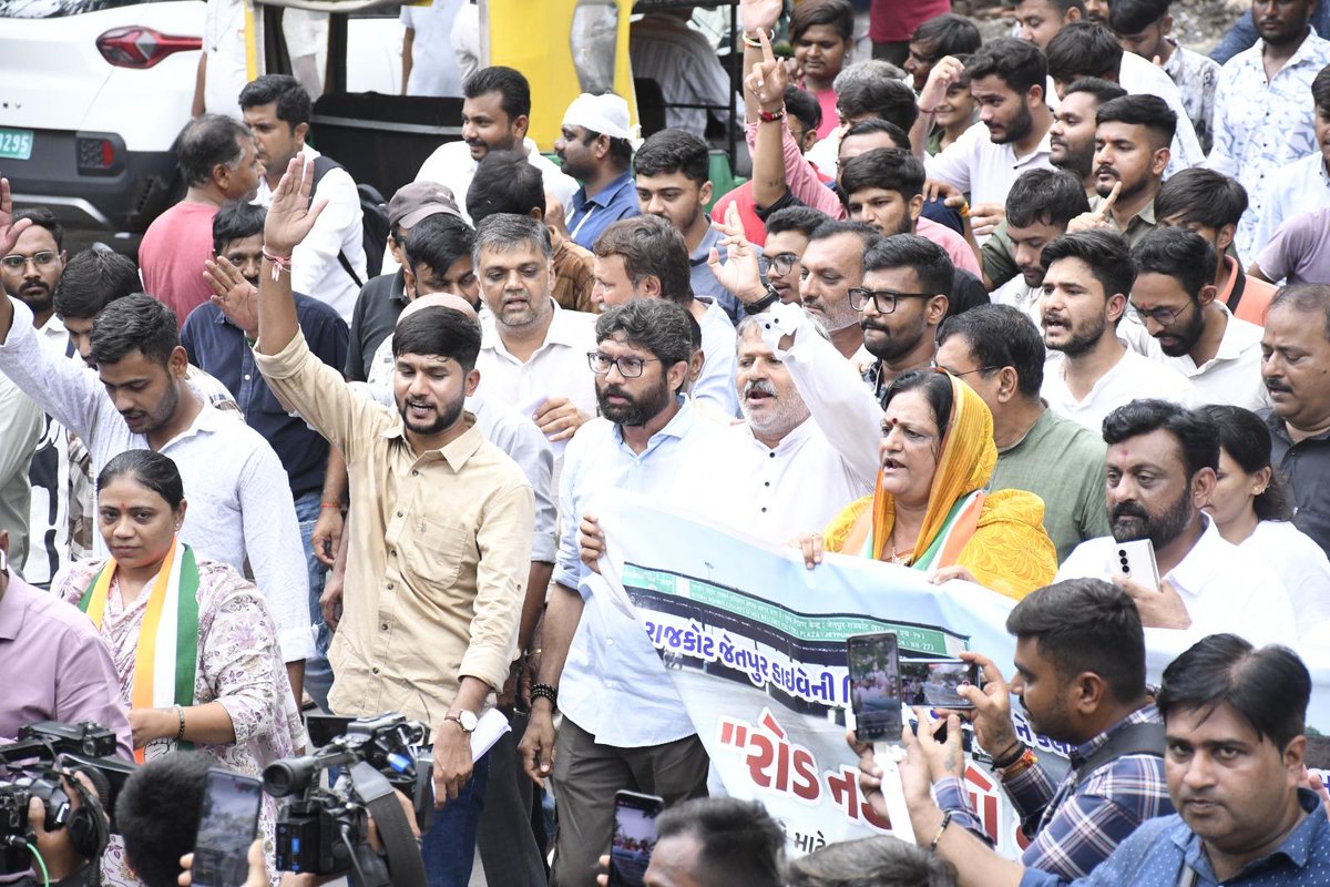 jigneshmevani80's tweet image. आंधी में तूफान में
है कांग्रेस मैदान में...
आज प्रदेश के राजकोट शहर में @INCGujarat का हल्ला बोल! मार्ग अकस्मात में अनगिनत लोगों की मौत के बाद भी NHAI वाले राजकोट - जेतपुर हाई वे का काम पूरा नहीं कर रहे! गुजरात कांग्रेस यह काम पूरा करवा कर रहेंगी!