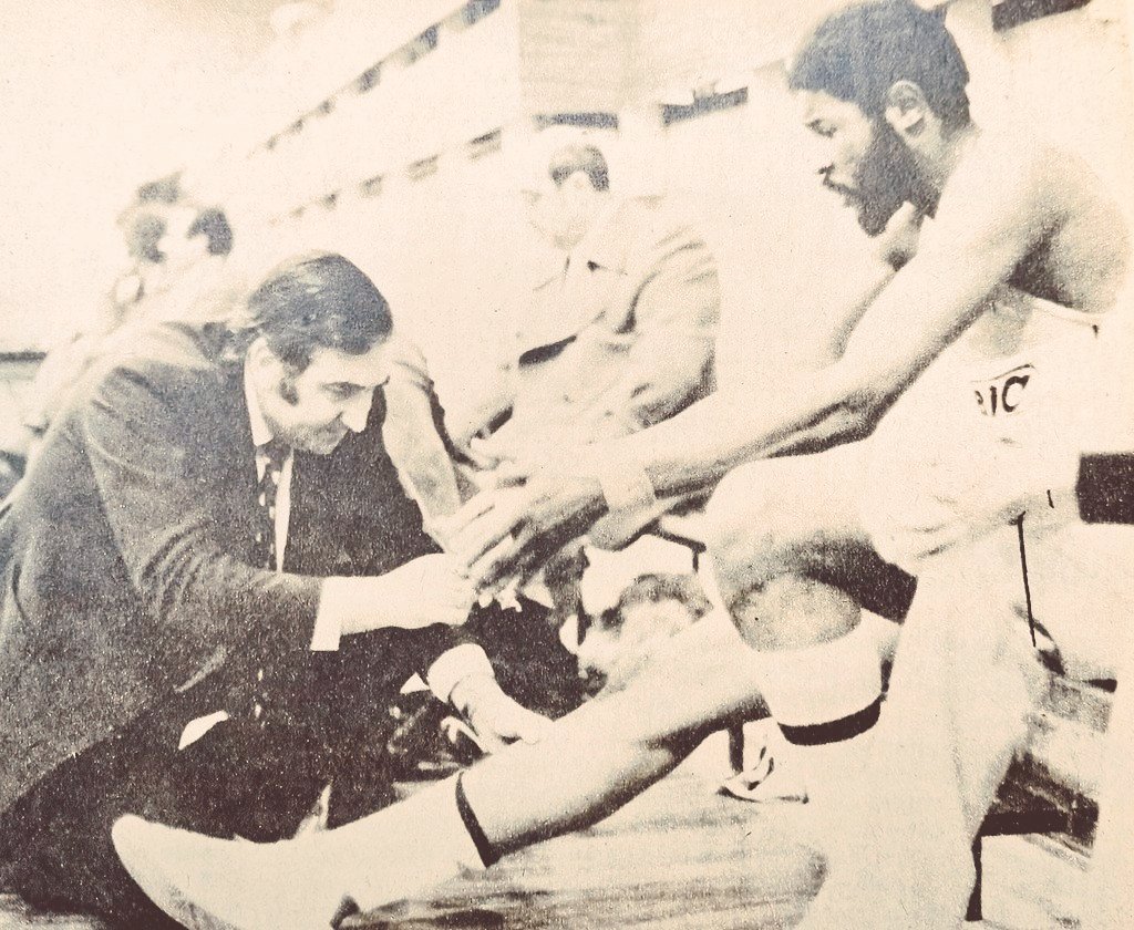 BaloncestodeAyer y DeporteVintage (@deportevintage) on Twitter photo Un recuerdo de la etapa de <a href="/javieranua/">Xabier Añua</a> en el baloncesto francés, un alavés en #Antibes del mítico Jacques Cachemire 📸 Revista #REBOTE Octubre 1974 Un recuerdo de la etapa de <a href="/javieranua/">Xabier Añua</a> en el baloncesto francés, un alavés en #Antibes del mítico Jacques Cachemire 📸 Revista #REBOTE Octubre 1974