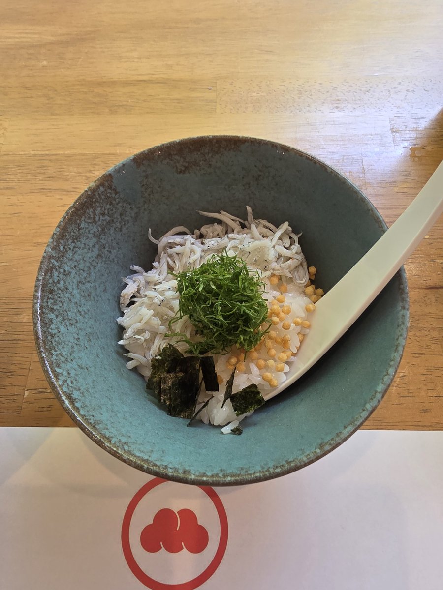 空庵

冷やし梅吉ラーメン
たたきとろろ添え
しらす茶漬け

昨日は猛暑で火照った身体をクールダウンすべく冷やしを求めて空庵さんへ🍜想像以上に旨味ととろみがあるスープにしっかりと冷水で〆られたコシのある麺が絶妙👍トッピングの梅、とろろ、茗荷が更に冷やしコンセプトの底上げ効果抜群🙆‍♂️
