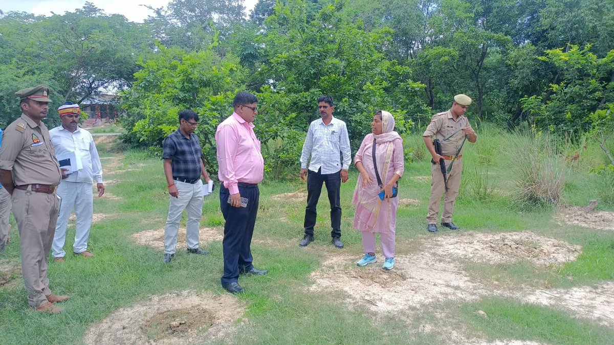 BastiDfo's tweet photo. दिनांक 08.07.2025 को डा0 शिरीन, प्रभागीय निदेशक, सामाजिक वानिकी वन प्रभाग, बस्ती एवं श्री रवीश गुप्ता, जिलाधिकारी बस्ती महोदय द्वारा वृक्षारोपण स्थलों का निरीक्षण किया गया।

डा0 शिरीन
प्रभागीय निदेशक/सचिव
जिला वृद्वाारोपण समिति, बस्ती। https://t.co/N93V0qPzVM