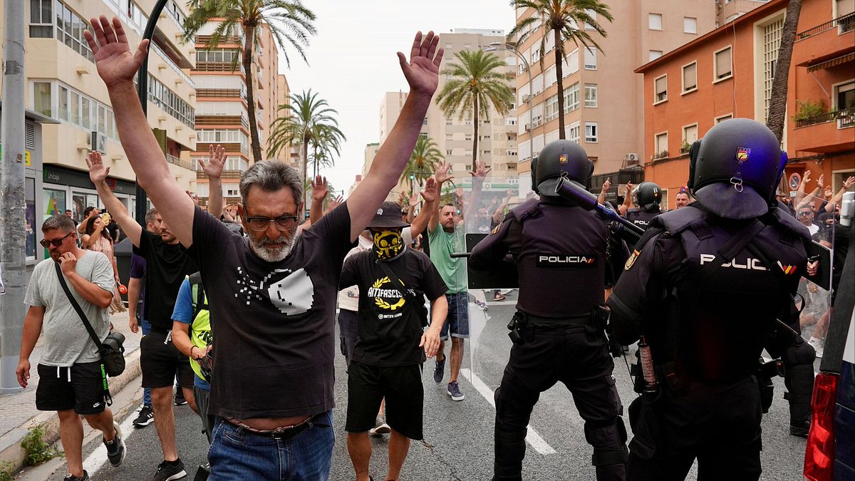 Más de una veintena de obreros detenidos en las últimas semanas en Cadiz.

Su delito? Salir a la calle a luchar por unas condiciones laborales dignas.

Si fuera en China o Rusia saldría en todas partes pero al ser aquí, todos callan.