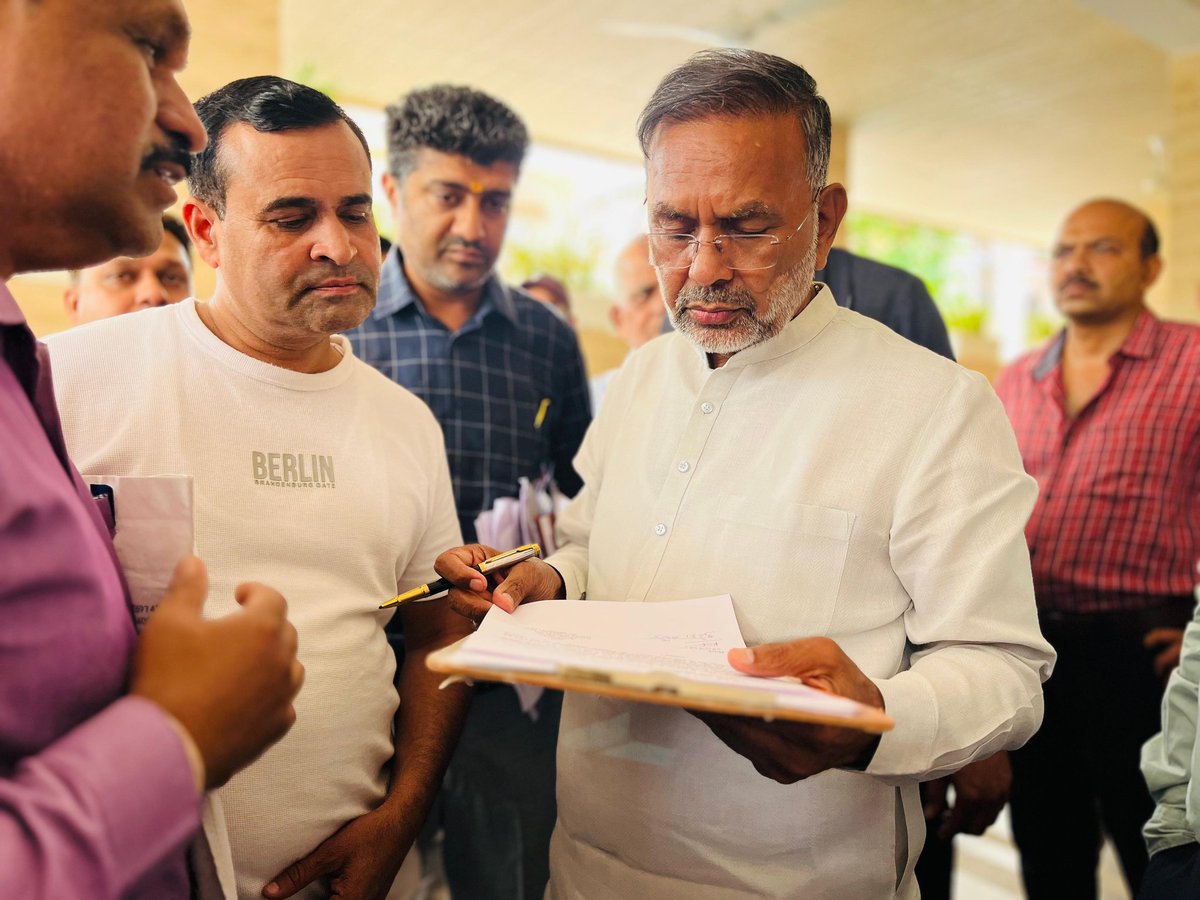 जनसेवा मेरा संकल्प !!

निजी आवास कोटा स्थित कार्यालय पर आज आस पास के क्षेत्रों से पधारे आमजन की जनसमस्याओं को सुना एवं अधिकारियों को त्वरित निराकरण हेतु निर्देशित किया।

#जनसुनवाई #kota #heeralalnagar