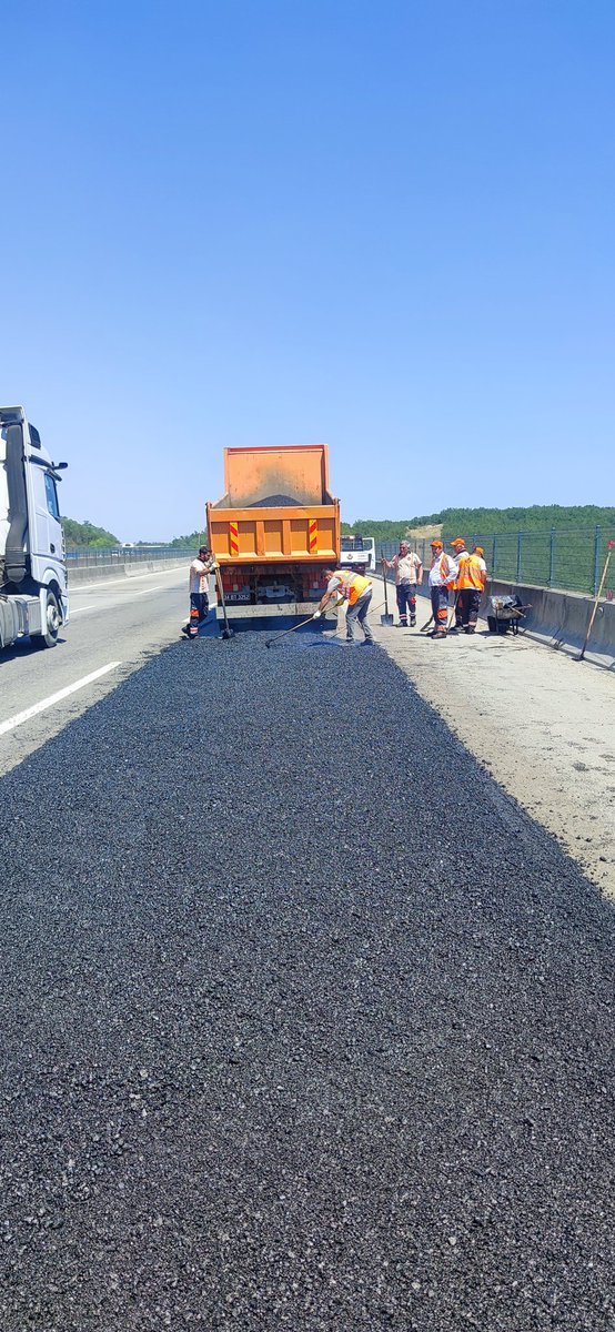 Sabahın 11:00 inde 38 C sıcakta asfalt çalışması yapan Kamu işçisinin hakkını artık bir an önce verin. <a href="/turkiskonf/">TÜRK-İŞ</a> <a href="/UABakanligi/">T.C. Ulaştırma ve Altyapı Bakanlığı</a> <a href="/KgmPlatform/">Karayolları İşçileri Platformu</a> <a href="/Kgm_Platformu/">KARAYOLLARI ÇALIŞANLARI PLATFORMU</a> <a href="/HMBakanligi/">T.C. Hazine ve Maliye Bakanlığı</a> <a href="/Yolissendikasi/">YOL-İŞ Sendikası</a> <a href="/Kahramn0038/">KAMU ÇALIŞANLARI PLATFORMU</a> <a href="/csgbakanligi/">T.C. Çalışma ve Sosyal Güvenlik Bakanlığı</a>