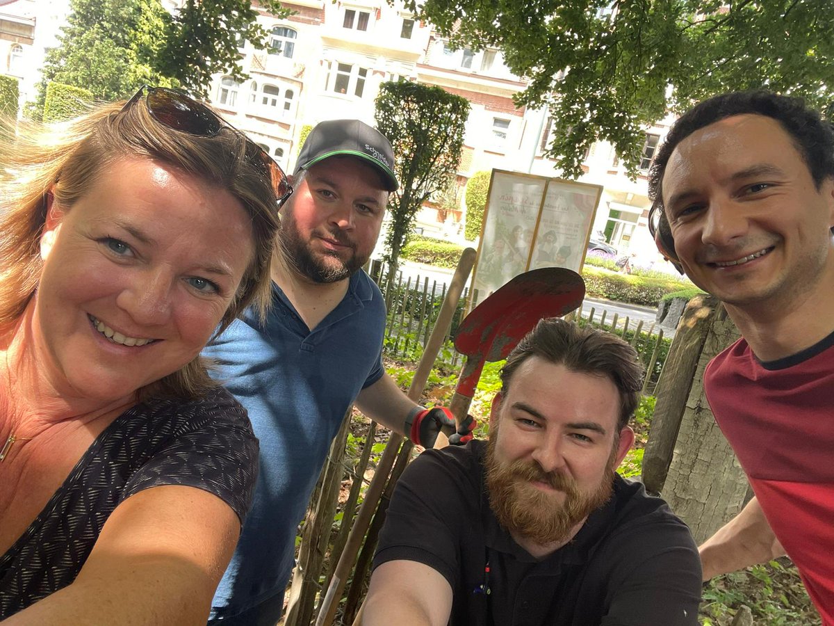 🌱 Tijd geven is impact creëren.
In het kader van de Impact Days 2025 staken onze medewerkers de handen uit de mouwen voor een dag tuinieren en onderhoud in het park van vzw Tabor, een opvangplek voor kinderen (cont) spr.ly/l/60134Sm3t