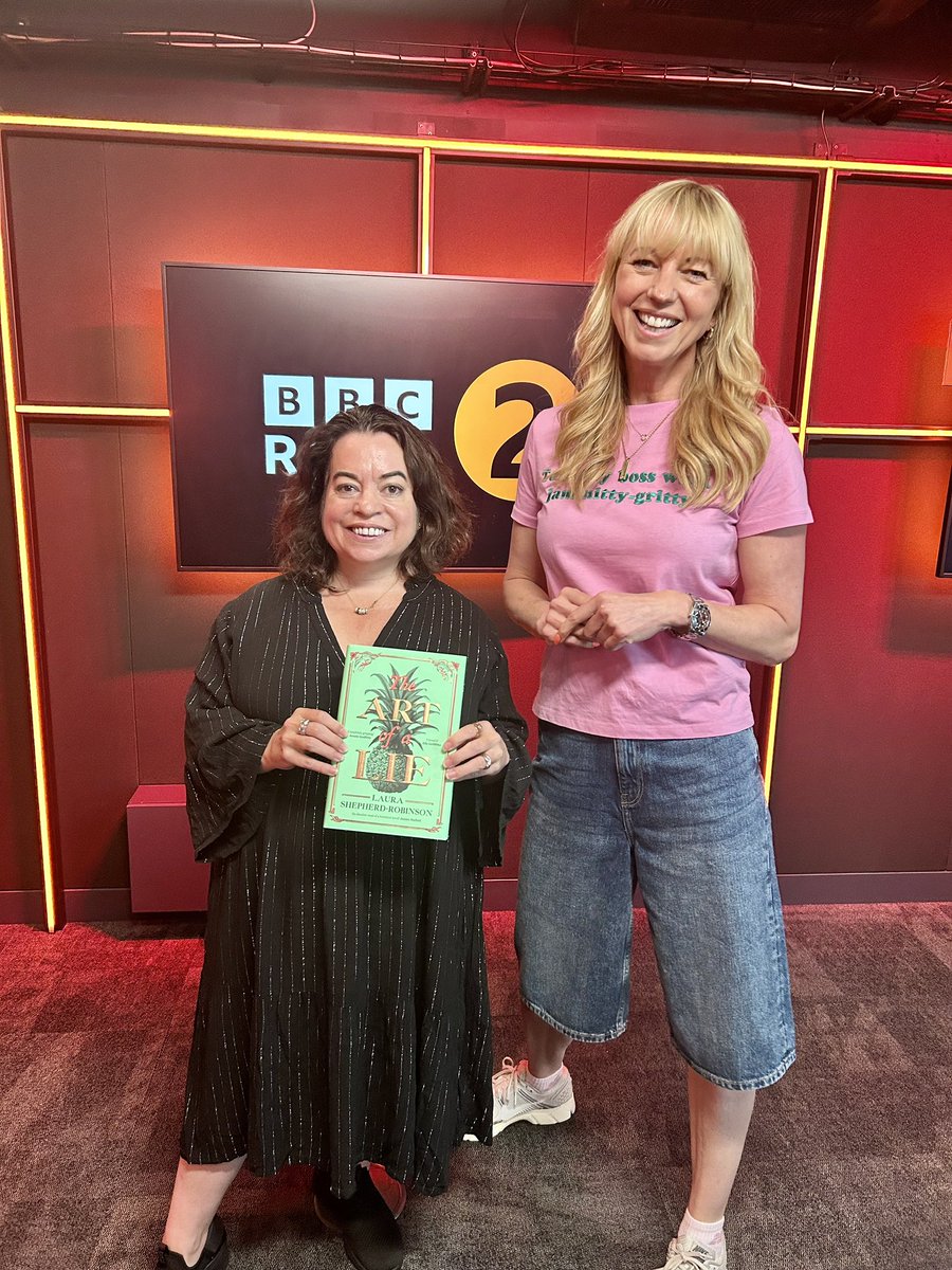My Radio 2 Bookclub interview with Sara Cox is now live!!! Listen to me talk all about THE ART OF A LIE. I'll put the link below, so X doesn't strangle it!
💚🍍🍦