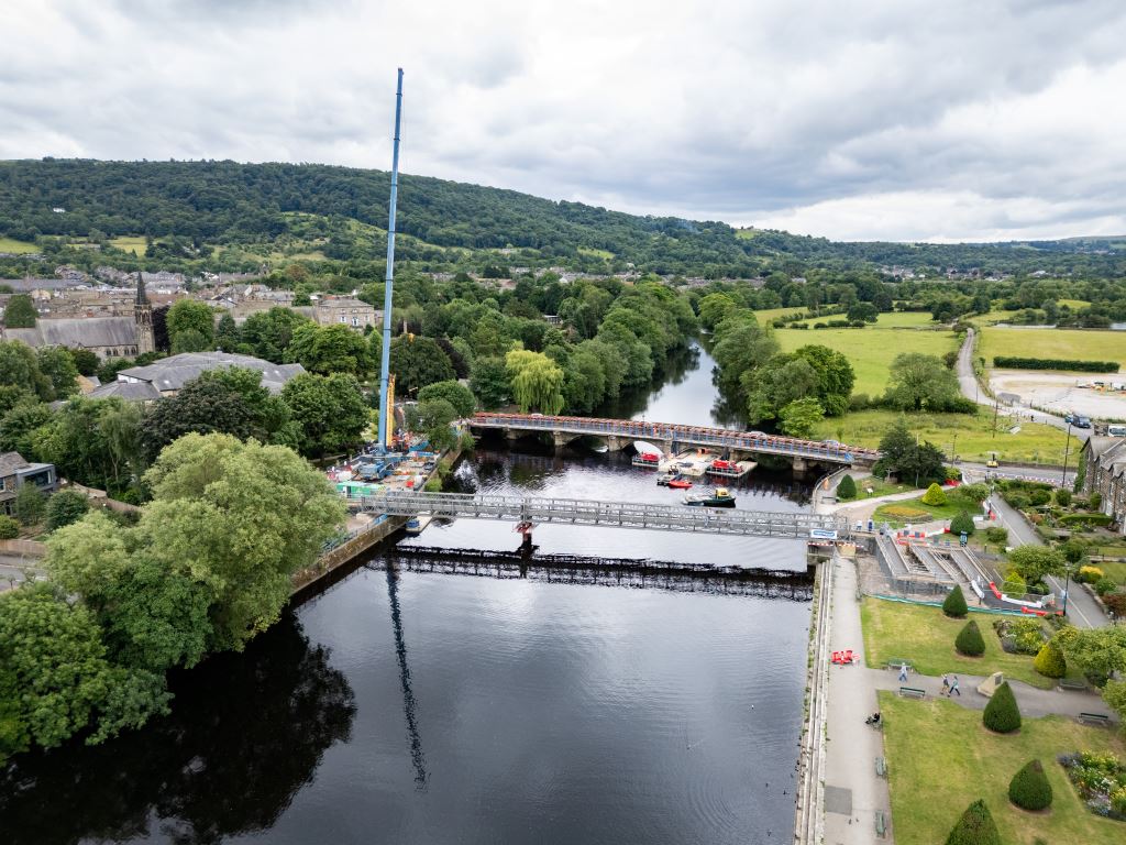 ConnectingLeeds's tweet image. 🏗️On Sunday night, a large crane arrived on site at Otley Bridge to remove bridge beams
👉Demolition is now complete and the contingency closure programmed for 13 July is no longer needed
Thanks for your ongoing patience around these works