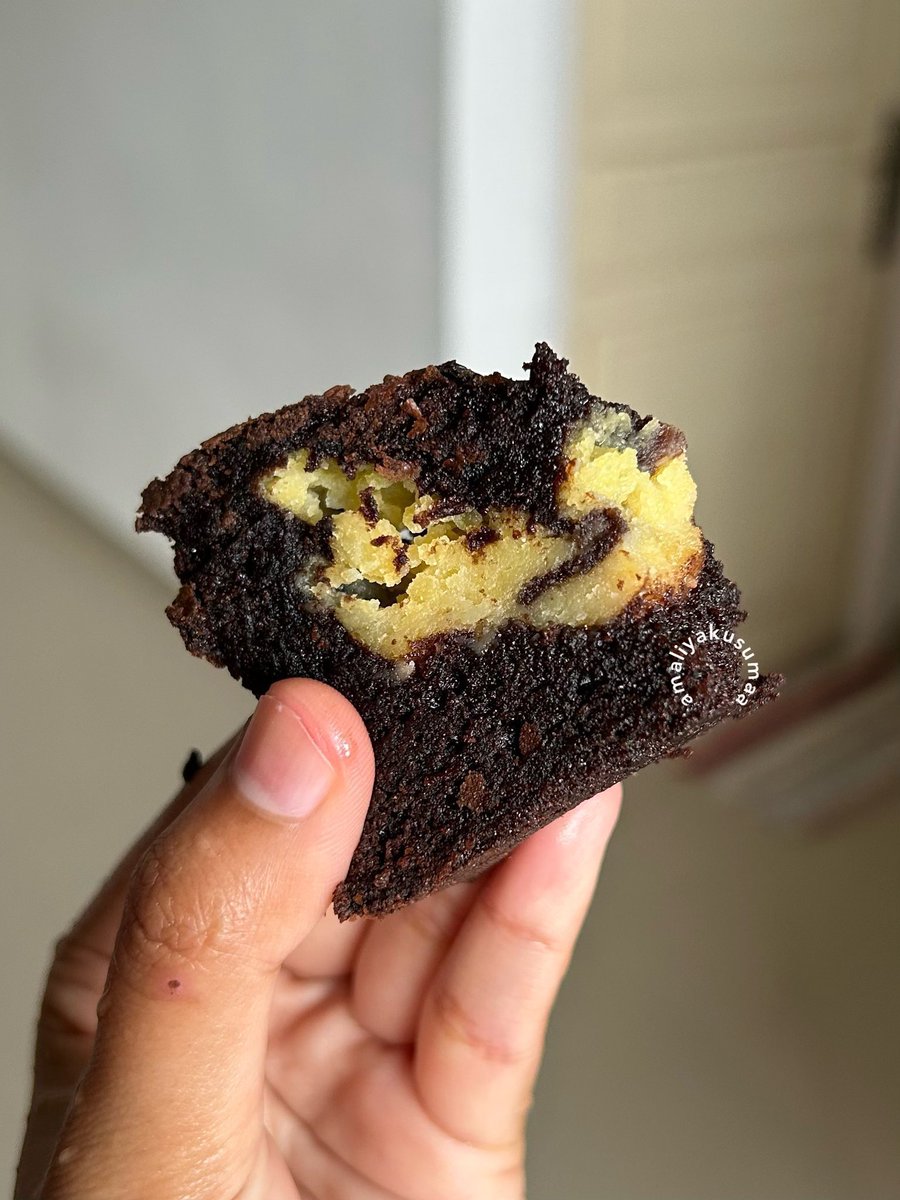 amaliyakusumaa's tweet photo. — BROWCHEESE 35 RB

🛍️ https://t.co/AXllyvU3eS

makan brownies udah biasa, tapi pernah ga makan BROWCHEESE.... alias brownies yang ada isian keju. aslik woy enak banget, murah cuma 35rb aja, manis gurihnya balance bgt🥹🫶🏻

another brownis kecintaankuuu... paham ga si tekstur brownis yang luarnya crunchy, dalemnya padet lembut chewy, terus ada kejunya, pas dikunyah beh ngeblend bgt. cocok buat pecinta keju coklat