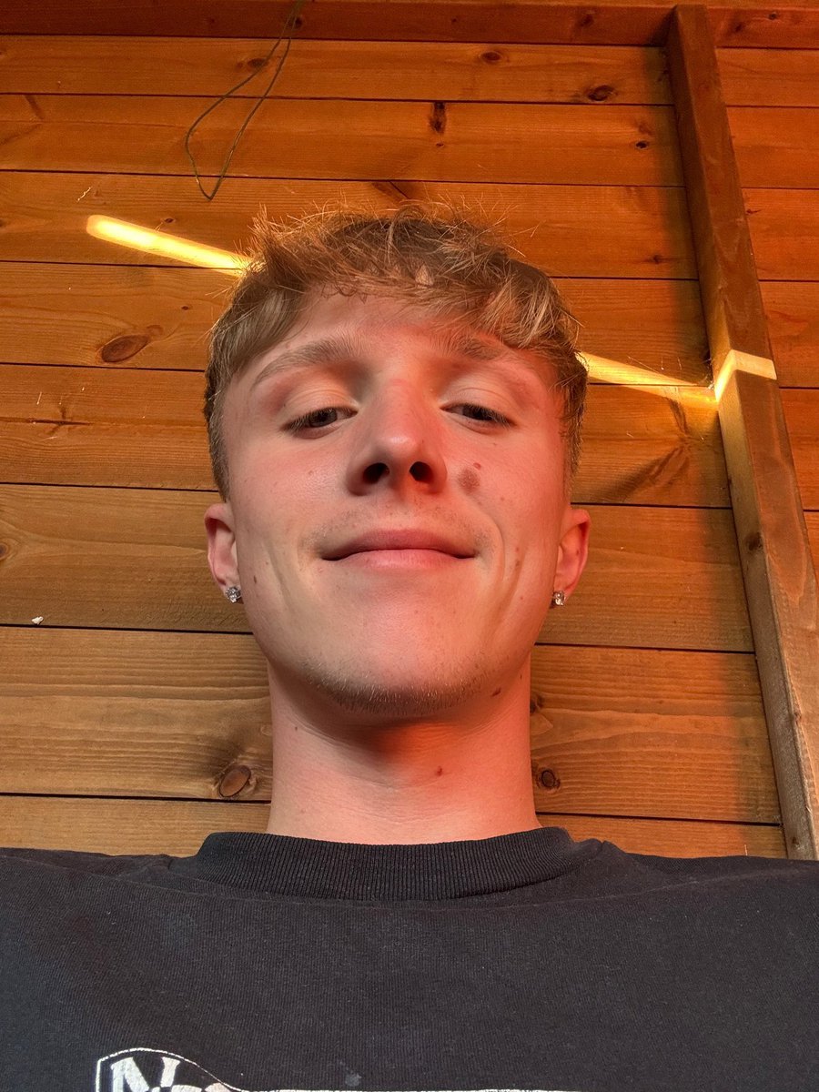 jamesyl12's tweet photo. Retweet if you like feet 😈 Made a very special video for a subscriber last night and bust a nut all over them. They were covered in my cum https://t.co/ZpyCR5MxIm