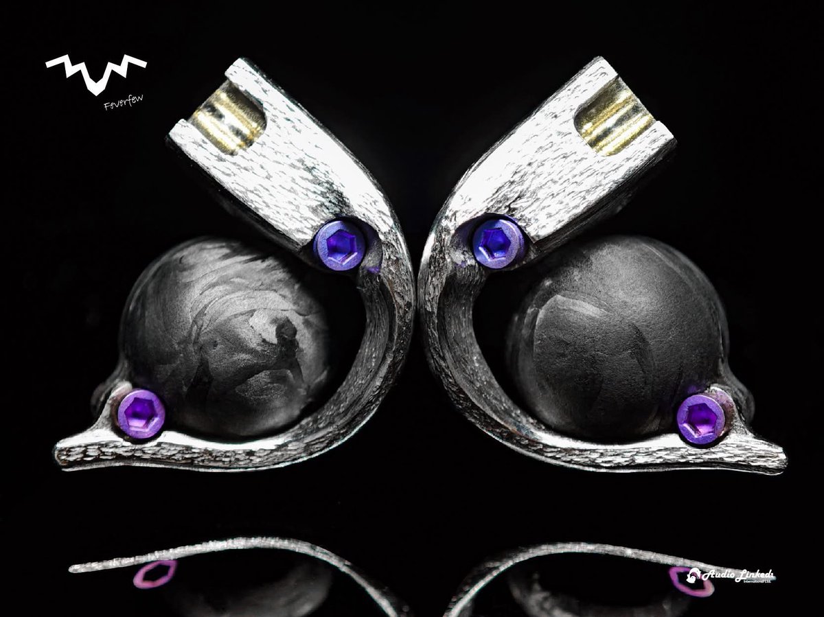 audiolinked's tweet image. Black Pearl 黑珍珠 | 碳鈦鋼鋁 全方位動圈耳機
聽感體驗：超強雜食性，聲音「三四樓這麼高」！ 黑珍珠搭載了小白菊獨家調製的動圈單元，配上「純碳纖維腔體」和獨門的導流、洩壓設計，聲音表現簡直是 「調音盤上的魔法師」！能靜能動，全面通吃：聽流行、人聲？情感滿滿，細節到位
#Feverfew