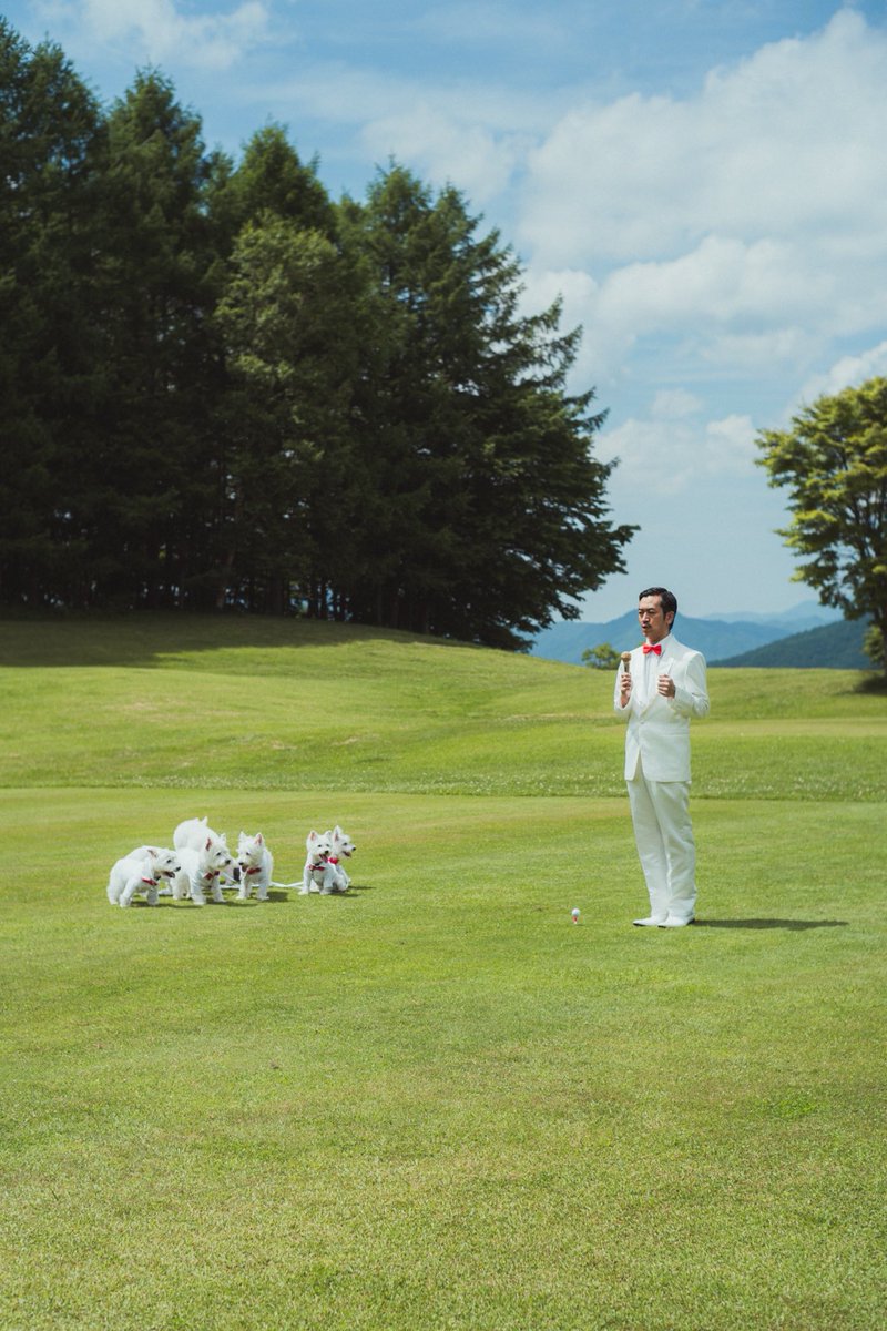 ゴルフに来たムード歌謡歌手とコーラス隊。