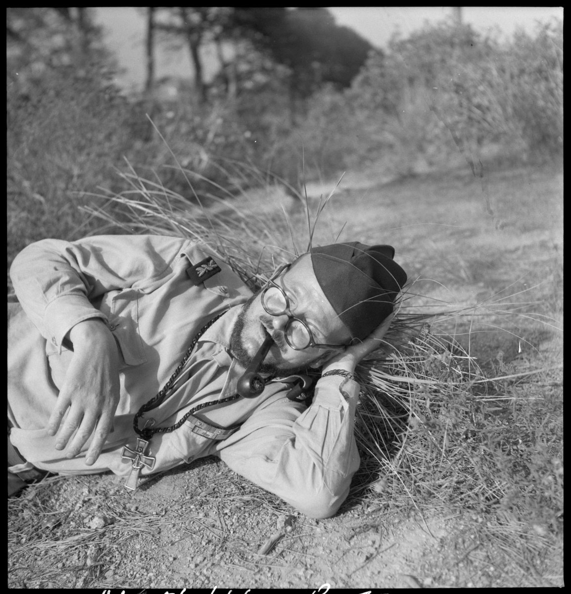 ecpa_d's tweet image. Le 21 juillet 1954 – Sidi Ferruch (Algérie)
L'aumônier Deives fait la sieste dans l'herbe.
Réf. : ALG 54-44 R33
© Auteur inconnu/ECPAD/Défense
@Armees_Gouv