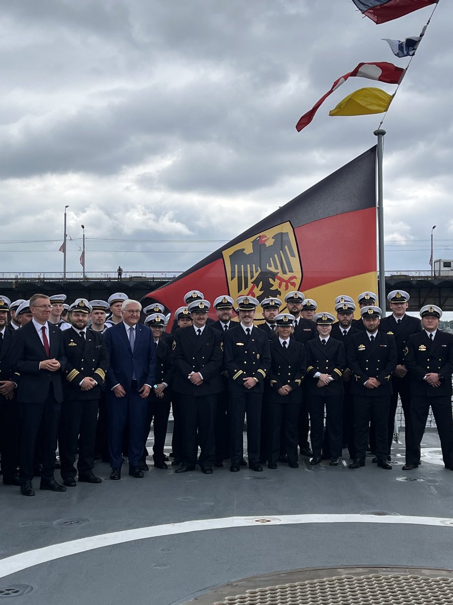 Mario_Kubina's tweet image. Gruppenbild mit zwei Präsidenten: Besatzungsmitglieder der Korvette Braunschweig mit #Steinmeier und seinem lettischen Amtskollegen. Die #Bundeswehr beteiligt sich an einer #Nato-Operation zum Schutz von kritischer Infrastruktur in der #Ostsee. @ARD_BaB @BR24