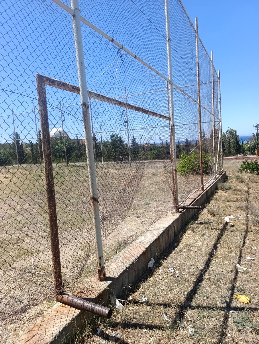 #Arsuz Karaağaç 5000 Evler sitesinde çocuklar: ‘Neden parkımız kırık? Neden top oynayamıyoruz?’ diye soruyor.  
<a href="/ArsuzBelediyesi/">Arsuz Belediyesi</a>, geleceğimiz olan çocukların oyun hakkını esirgemeyin! Bakımsız park ve futbol sahasını yenileyin lütfen <a href="/HatayBSB/">Hatay Büyükşehir Belediyesi</a>