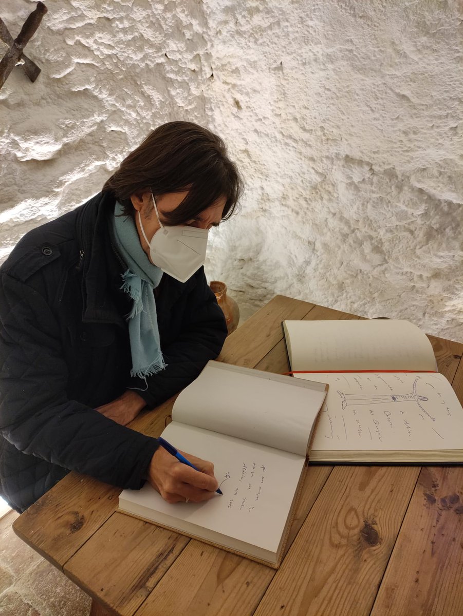 franjo1997's tweet photo. Ordenando fotos no puedo sino recordar con cariño estas del Encuentro Literario que tuvimos con Benjamín Prado en Argamasilla de Alba. Recuerdos que, por decisiones del partido popular y con mi rotunda crítica, ya no están en el centro cultural de nuestra localidad. Y qué pena... https://t.co/EseTvjthfY