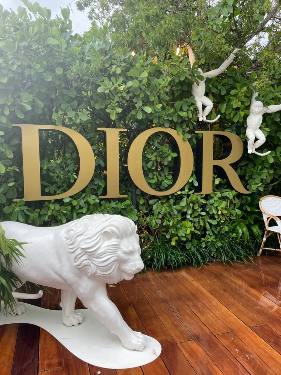There is a Dior Cafe on the top floor of the Dior store in Miami where you can have afternoon tea ️ Take beautiful photos