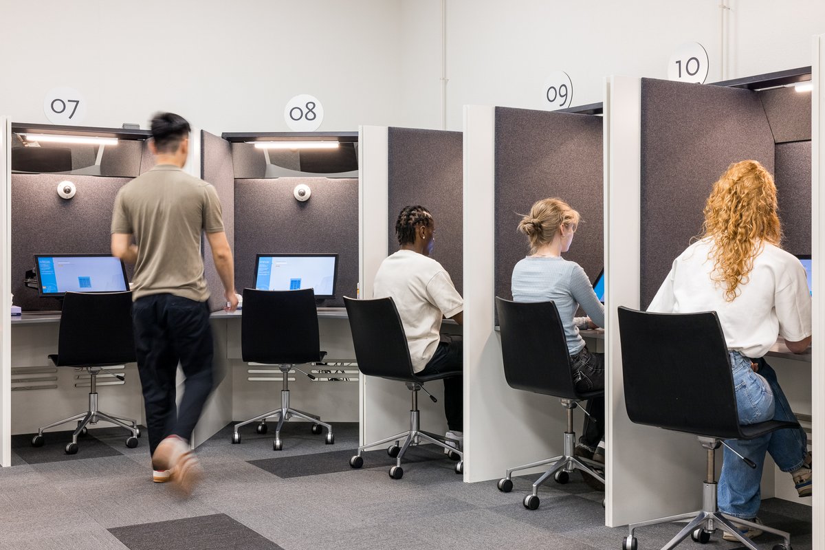 Hoe lang heb jij je verkeerstheorie nog écht paraat? CBR doet onderzoek naar kennisbehoud na het theorie-examen.

Lees hier het hele nieuwsbericht 👉 cbr.nl/nl/over-het-cb…

#cbrnl #nieuws #verkeerskennis #theorieexamen