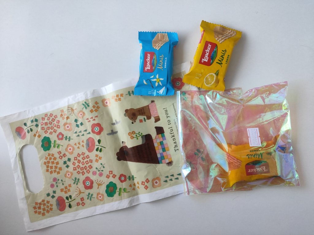 nerikesi_dayo's tweet image. ⚠️注意喚起⚠️
駅で外国人にお菓子を売られた話
大阪梅田駅で遭遇した「お菓子詐欺」の実体験レポ漫画をブログにアップしました！
チクショーーー！！！

いつからこんなに隙をみせちゃいけない世の中になっちまったんだい…涙
全国にいるらしいので、みんな気を付けてね！
#漫画が読めるハッシュタグ