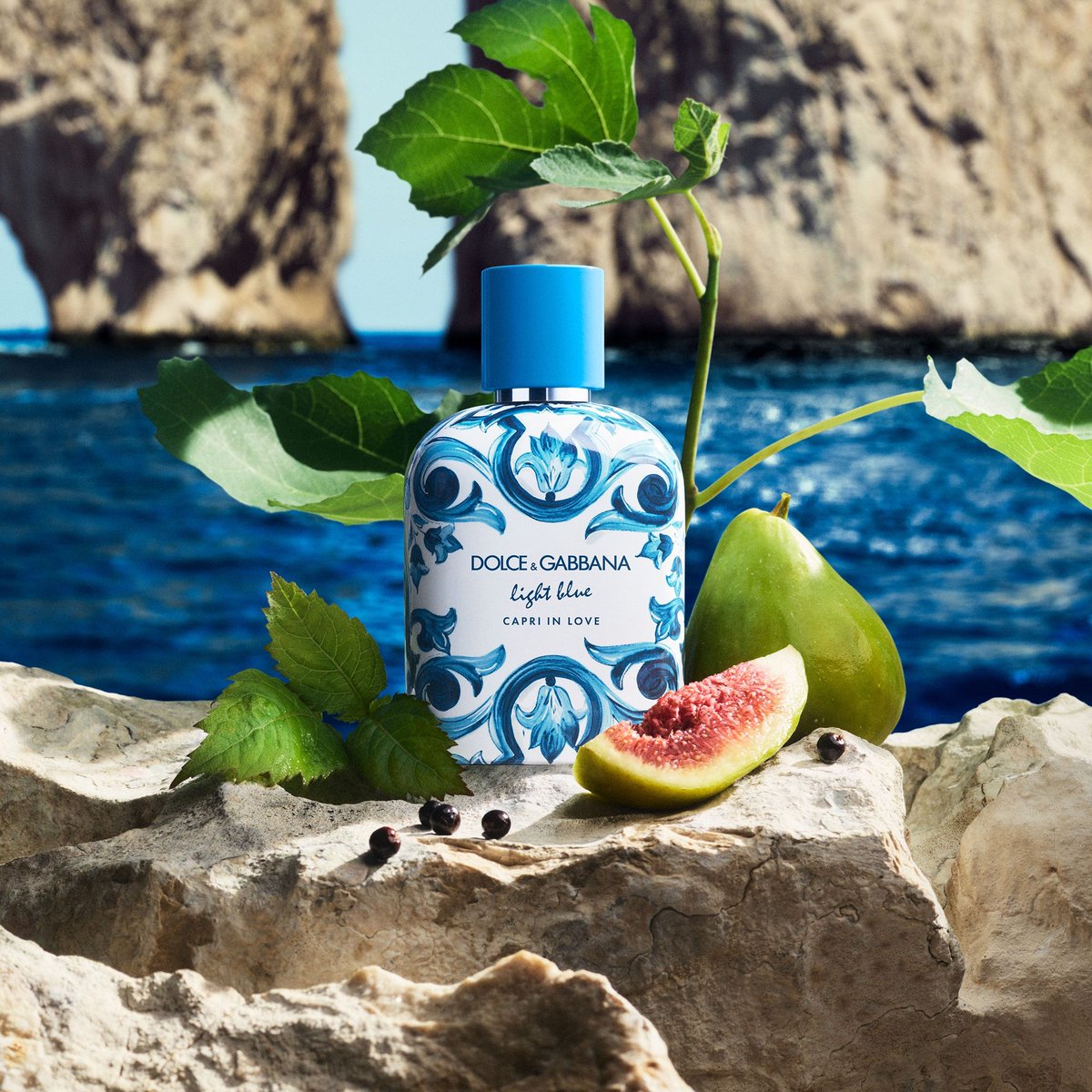 RochdaleExch's tweet image. Breathe in summer vibes with our new fragrance duo inspired by the magic of Capri days 🌞🍏 
Discover #dolceandgabbana #thefragranceshop #lightblue