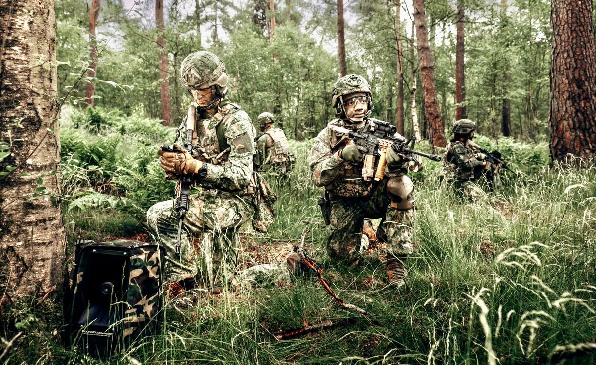 What a great action shot of the Dutch PSYOPS Team of <a href="/1CMICommando/">1 CMI Commando</a>