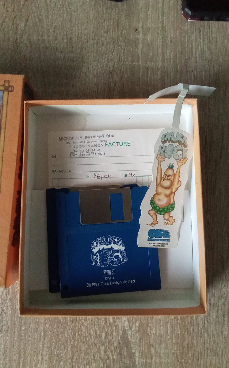 VClorto's tweet image. Une des dernières rentrées rétro 

Chuck Rock, le Rockeur à bedaine le plus célèbre de la préhistoire 😎♥️

Avec son goodie inutile donc indispensable et sa notice au dos du poster, ce qui doit être bien pratique quand il est punaisé au mur 😁

#RETROGAMING #oldies #atari #amiga