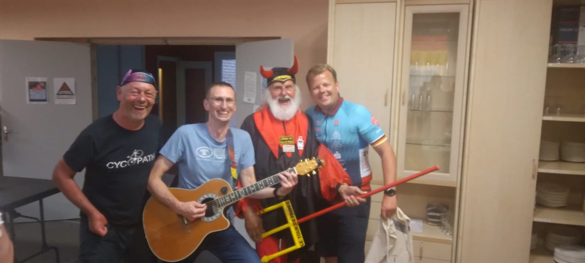 El Diablo présent hier à Bergues pour le passage du Tour de France. Il est venu saluer nos hôtes allemands dans le cadre du jumelage Bergues-Erndtebrück. Un grand moment. Cc <a href="/LeTour/">Tour de France™</a> <a href="/DidiSenft/">DidiSenft</a> 🇩🇪🙌🇫🇷
