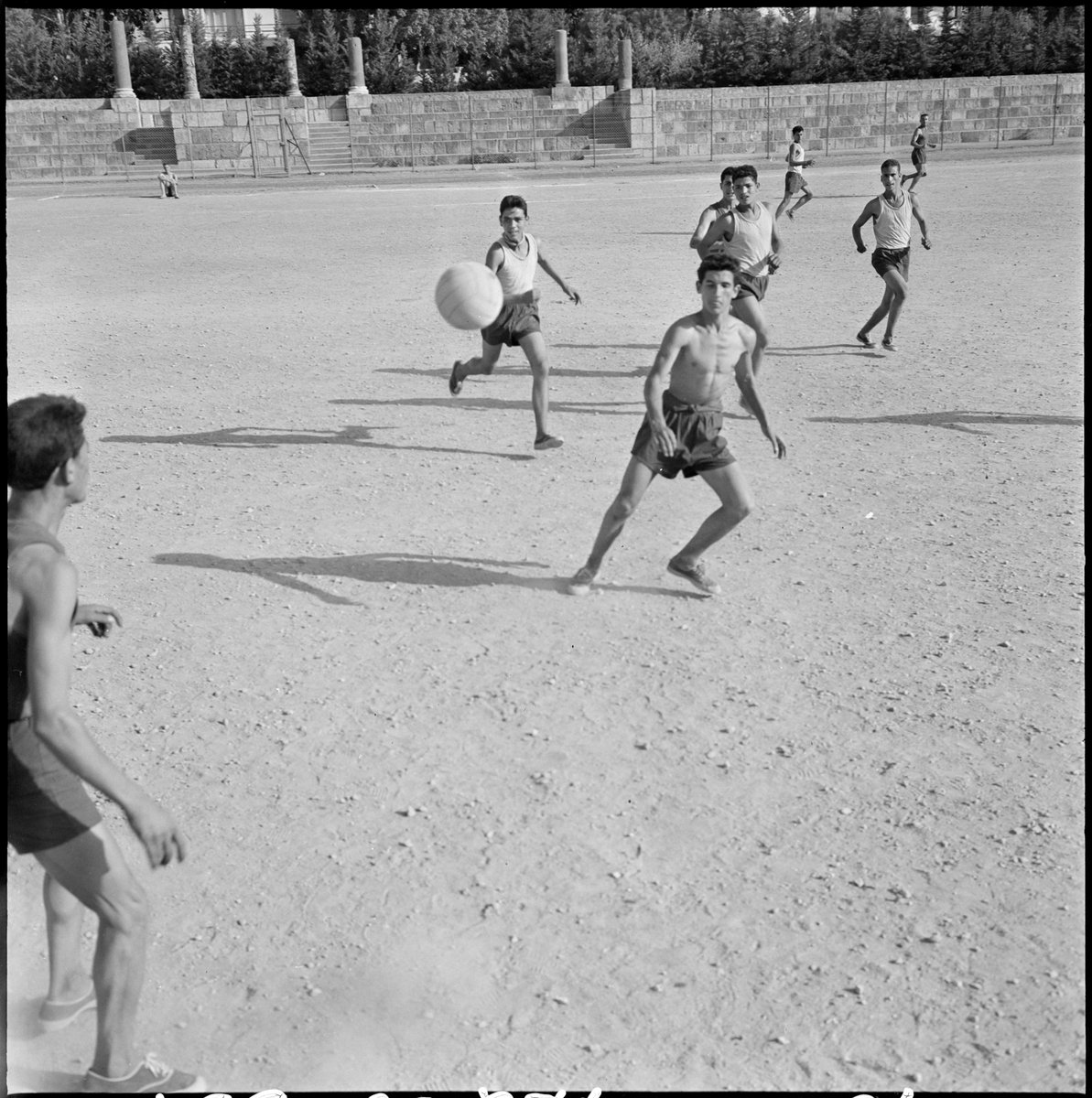 ecpa_d's tweet image. Le 22 juillet 1958 – Cherchell (Algérie)
Match de football à l'école des jeunes bâtisseurs.
Réf. : ALG 58-394 R10
© Jacques Boissay/ECPAD/Défense
@Armees_Gouv