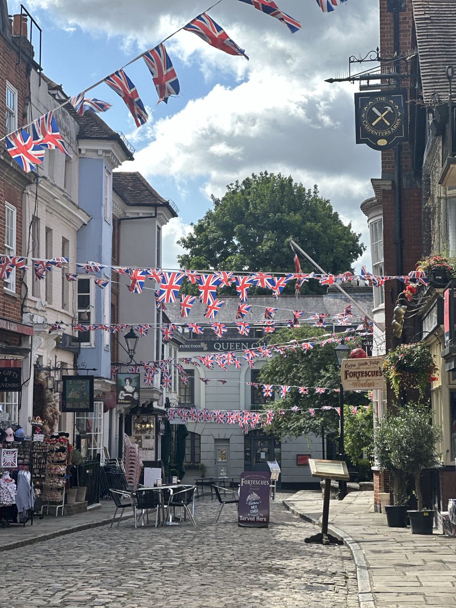 Annita McVeigh (@annitabbc) on Twitter photo Windsor decked out for the arrival of <a href="/EmmanuelMacron/">Emmanuel Macron</a> and Mrs Macron on their historic #StateVisit to the U.K - the first by an EU leader since Brexit + Ukraine high on the agenda. Coverage of the pomp and politics through the day <a href="/BBCWorld/">BBC News (World)</a> <a href="/BBCNews/">BBC News (UK)</a> Windsor decked out for the arrival of <a href="/EmmanuelMacron/">Emmanuel Macron</a> and Mrs Macron on their historic #StateVisit to the U.K - the first by an EU leader since Brexit + Ukraine high on the agenda. Coverage of the pomp and politics through the day <a href="/BBCWorld/">BBC News (World)</a> <a href="/BBCNews/">BBC News (UK)</a>