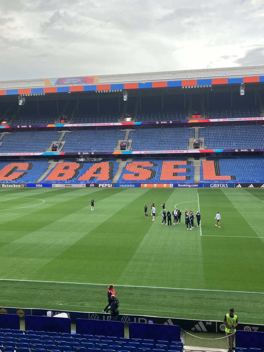Der bliver fuldt hus - og fuld smæk på St Jakob-Park i aften, når Danmark skal kæmpe for EM-skæbnen.
Vi er med dig fra Basel hele vejen i radioen - opvarmning i Touren på P4 og kampen live i Liga fra kl 18 🇩🇰📻