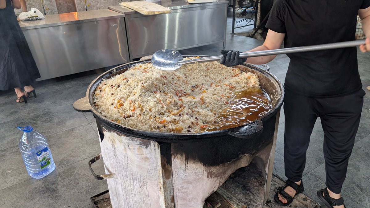 huhuzi2's tweet photo. 羊肉を細かく刻んだウェディングプロフ。油を流すためトマトサラダとお茶と一緒に。致死量の油で炒められたプロフが美味しくないわけがない😋午後3時過ぎに到着も、週末だからか満席だったけど回転率早かった。86,000ソム（≒1000円）

📍ベシュ・コゾン（プロフセンター）🇺🇿 https://t.co/7JoYrPxAol