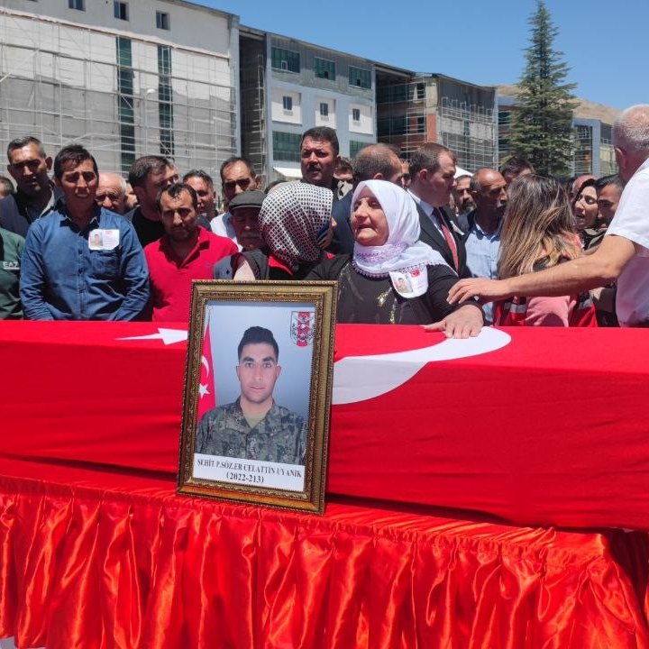 Metan gazına maruz kalarak şehit düşen Piyade Sözleşmeli Er Celalettin Uyanık, memleketi Bitlis’te son yolculuğuna uğurlandı.