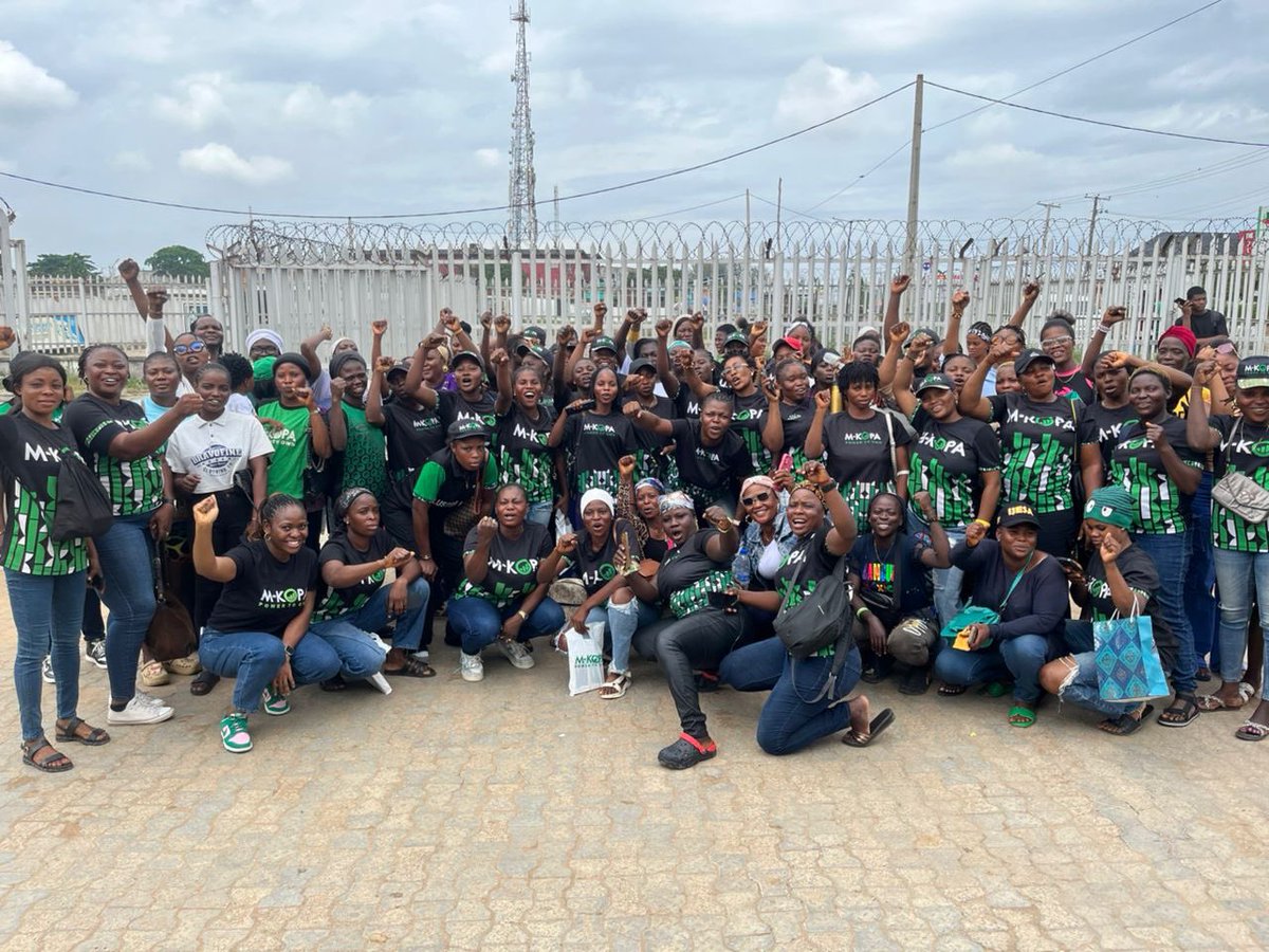 mkopanigeria's tweet photo. Whether you're in Alimosho, Agege, or Owode, M-KOPA agents are available for your next step to progress.
Swipe to see our agents so you can recognize them when you go to get your own M-KOPA phone.
#MKOPA #MakeENoChoke https://t.co/Qqxj7P0pom