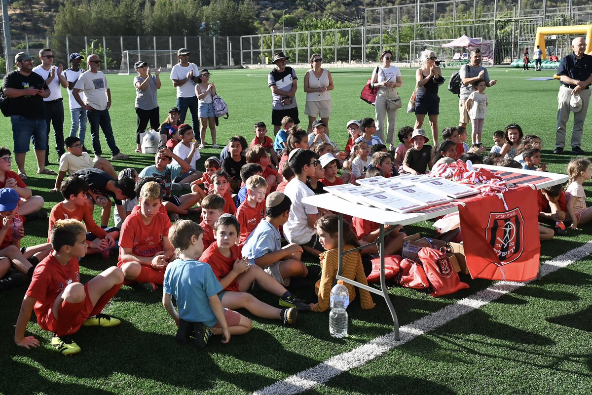 רוחו של יובל שהם ז״ל, אוהד הפועל האהוב שנפל במלחמה, שרתה על הארוע שקיימנו אמש בעמק הארזים - הוקרה למתנדבי המועדון.  ההורים אשרת ואפי, והאחים שקד ועדי כיבדו אותנו בנוכחותם ובהנחיית הטקס 🖤💔