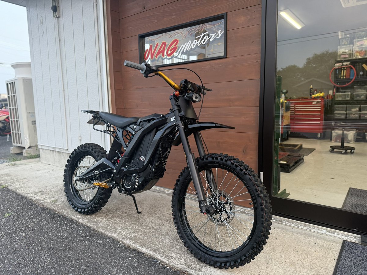 nagmotors's tweet image. SURRON ライトビーL1ECのカスタムご依頼頂きました！基本お任せで、ブラック/ゴールド、ブレーキ強化、リヤ16インチ化など、機能は向上させながら、飽きのこないシンプルカスタム！
#surron
#lightbee
#電動バイク
#オフロード