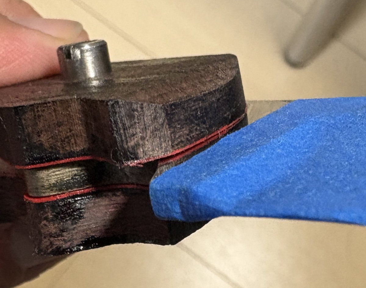 暑さで狂ってたのか
ハンドル材接着した時にハサミが甘くて端が浮いてしまったのです。