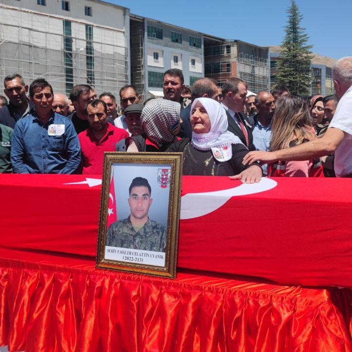 Şehidimiz Celattin Uyanık, memleketi Bitlis'te son yolculuğuna uğurlandı. 🇹🇷